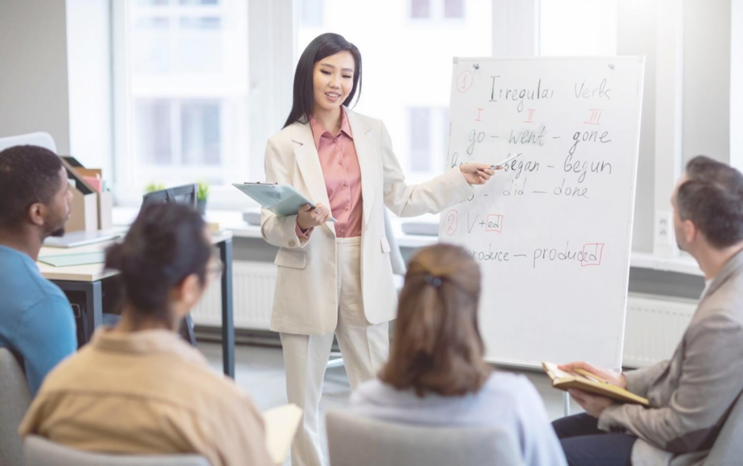 Reunión de equipo revisando presupuesto mensual